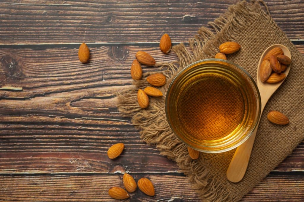 فوائد زيت اللوز الحلو